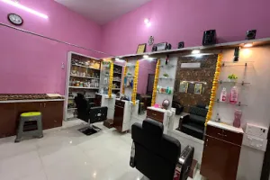 RAJNI MAKEOVERS Salon &amp; Academy
