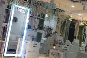 Glamour Unisex Saloon