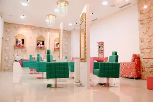 Selfie Unisex Salon TI Mall