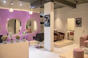 H&amp;V BEAUTY SALON