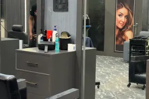 Romi’s Family Salon -Beauty Parlour in Krishna Nagar |Makeup Artist in Satna