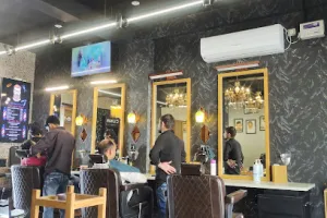 T REX Men Salon Morena